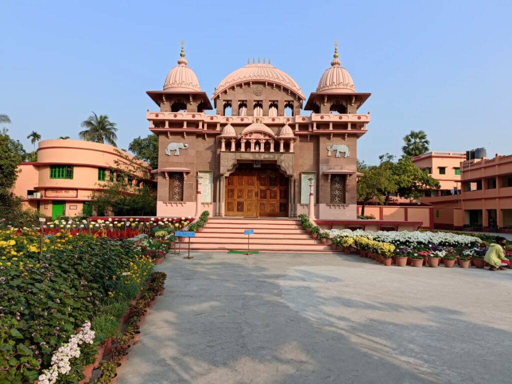 Alt Text: Lush green gardens and clean pathways inside the Nimpith Ramakrishna Ashram campus.